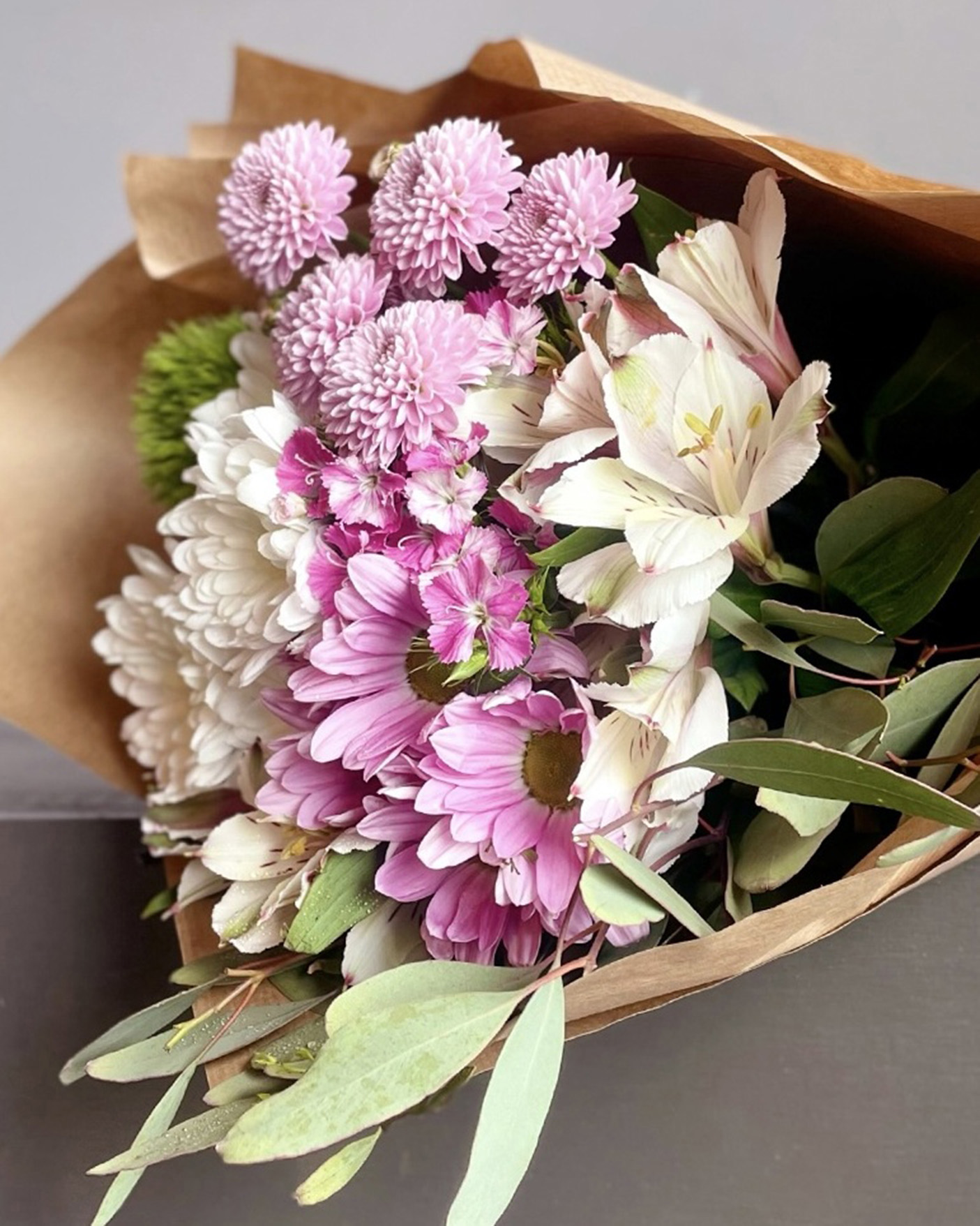 Bouquet com Flores do Dia em Tons Sóbrios